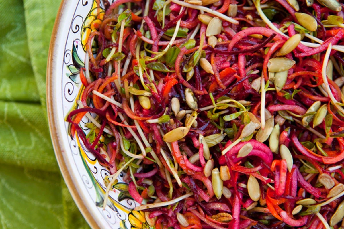 Buraki, jabłka i marchew: zdrowa sałatka, która zastąpi każdy superfood - image 1