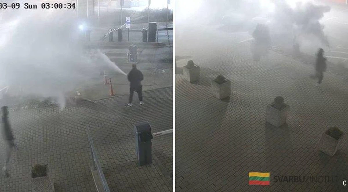 Chuligani wandalizm w stolicy: gazem gaśniczym psikali na samochody i bloki