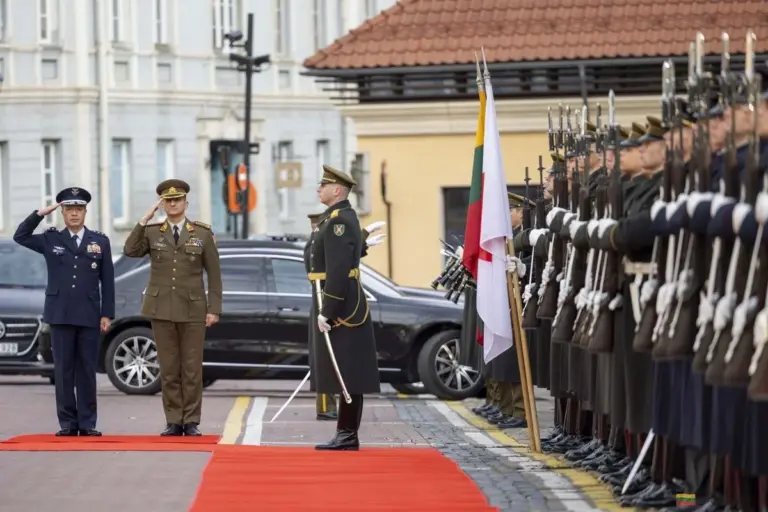 Dlaczego wiceminister obrony Japonii wylądował w Wilnie? Szczegóły wizyty, o których mówią wszyscy