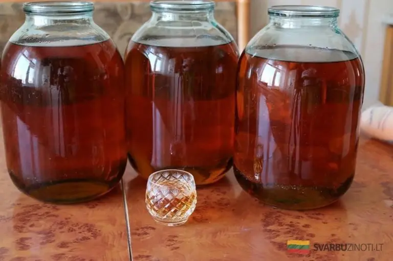 Domowy cognac z dębu: przepis, po którym goście nie chcą wrócić do domu