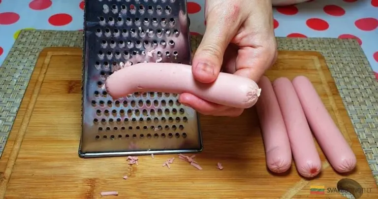 Mini pierożki z tartą kiełbasą: ten przepis stanie się Twoim ulubionym daniem!