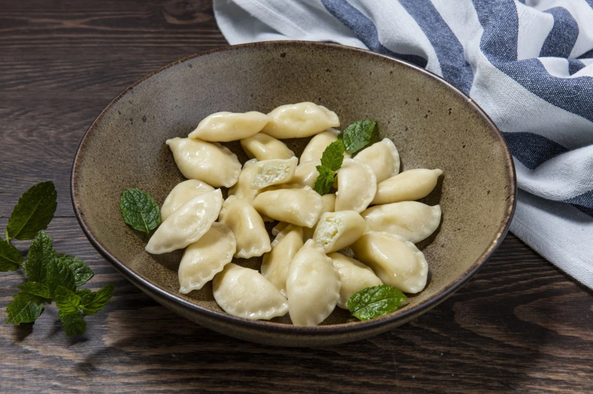 Mini pierożki z tartą kiełbasą: ten przepis stanie się Twoim ulubionym daniem! - image 1
