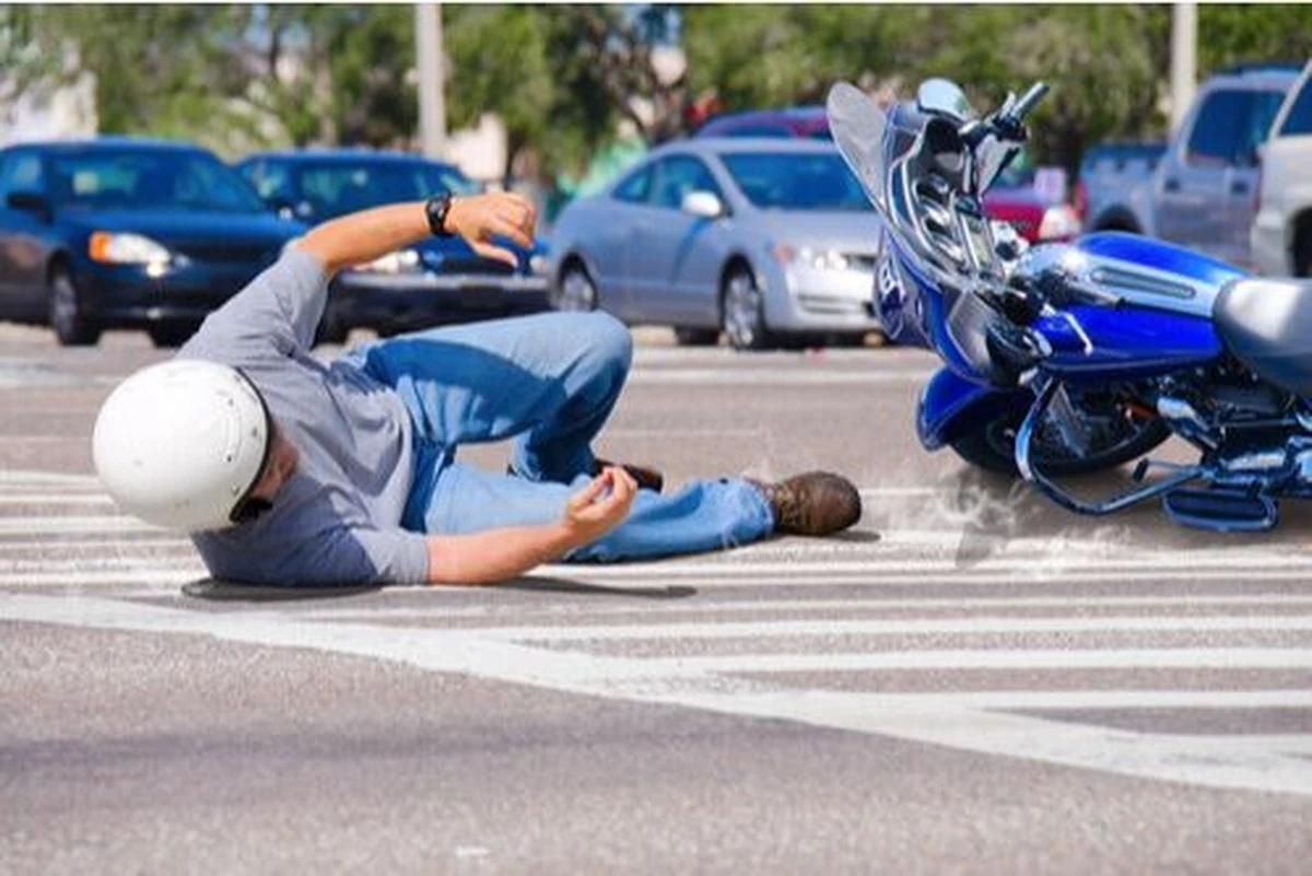 Poważny wypadek w Wilnie: motocyklista-celebryta zginął po zderzeniu z samochodem - image 1