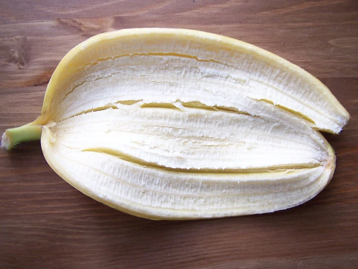 Skorupka banana przy pomidorach? Ten mało znany trik zwiększa plony o 40%.