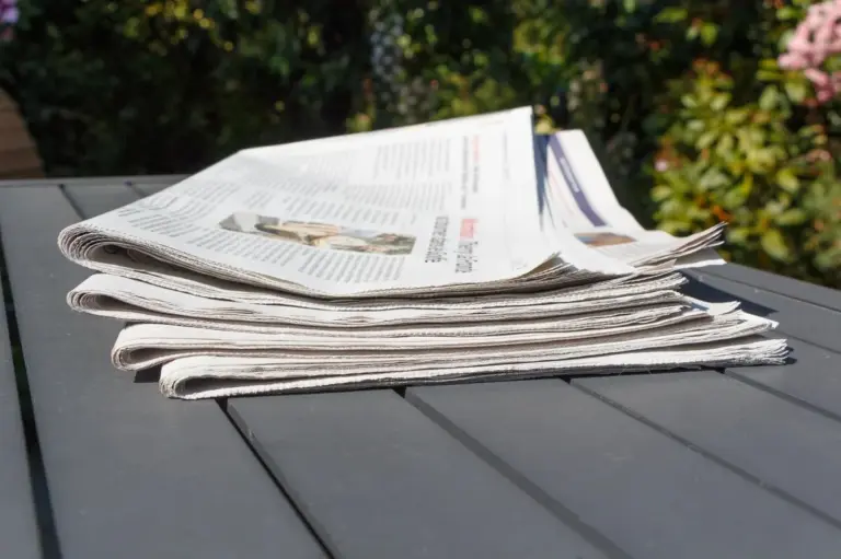 Stare gazety pod korą ogrodową? Zapomnisz o plewienia przez cały sezon!