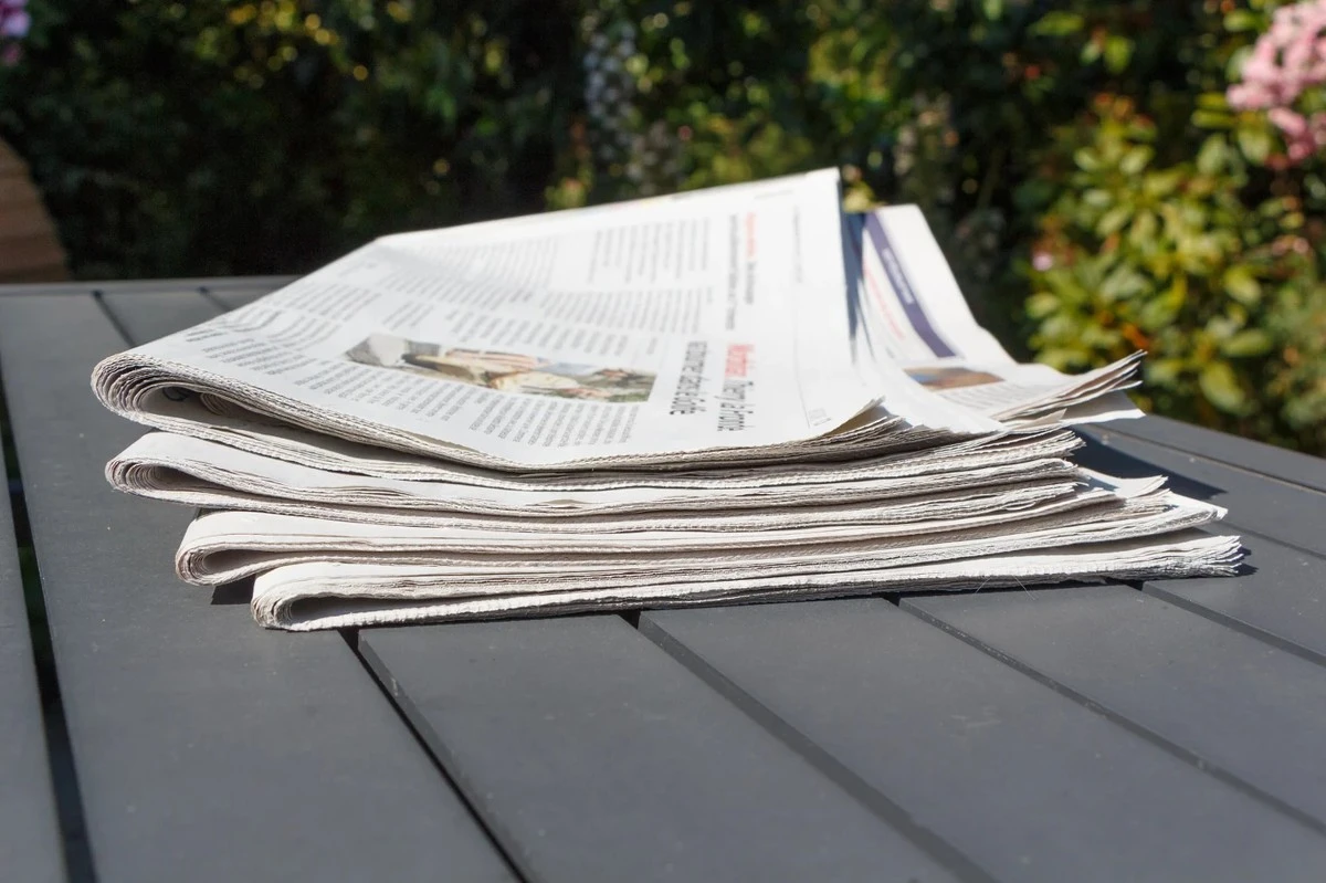 Stare gazety pod korą ogrodową? Zapomnisz o plewienia przez cały sezon!