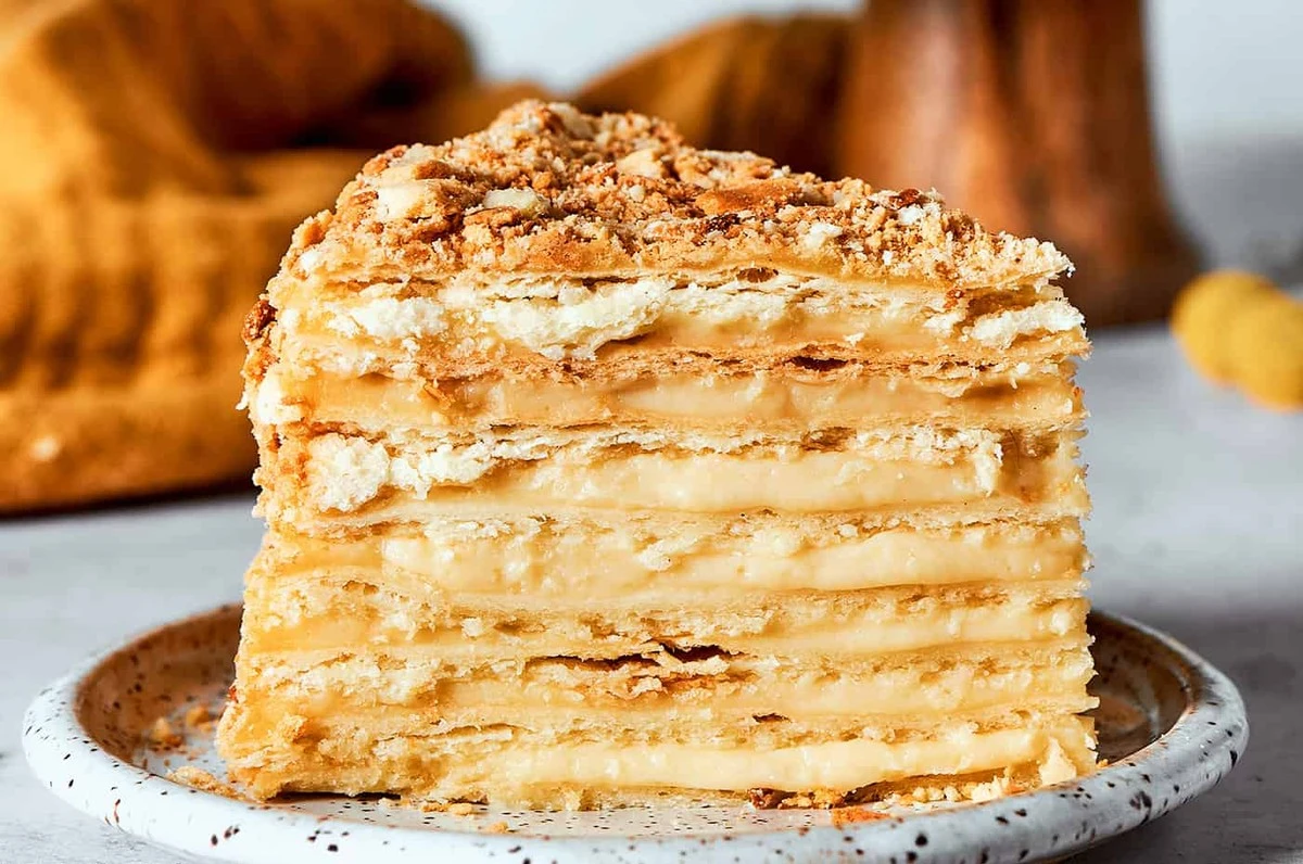 Szybki sposób na ciasto Napoleona z ciasta francuskiego: sekretny krem w 15 minut - image 1