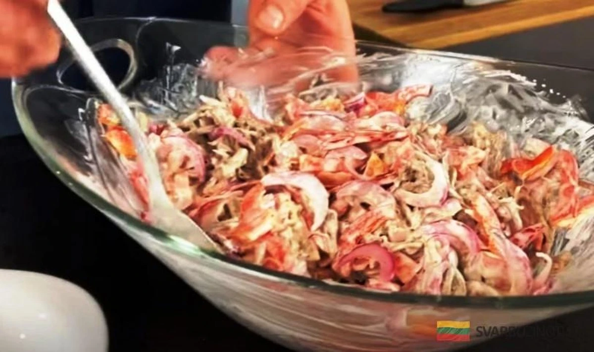 Ugotowana wołowina w 3 składnikach: aromatyczna i pikantna sałatka, która zaskoczy gości