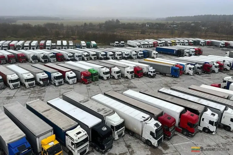 Uwięzione ciężarówki na granicy: UE reaguje zaniepokojeniem, ale sankcje milczą