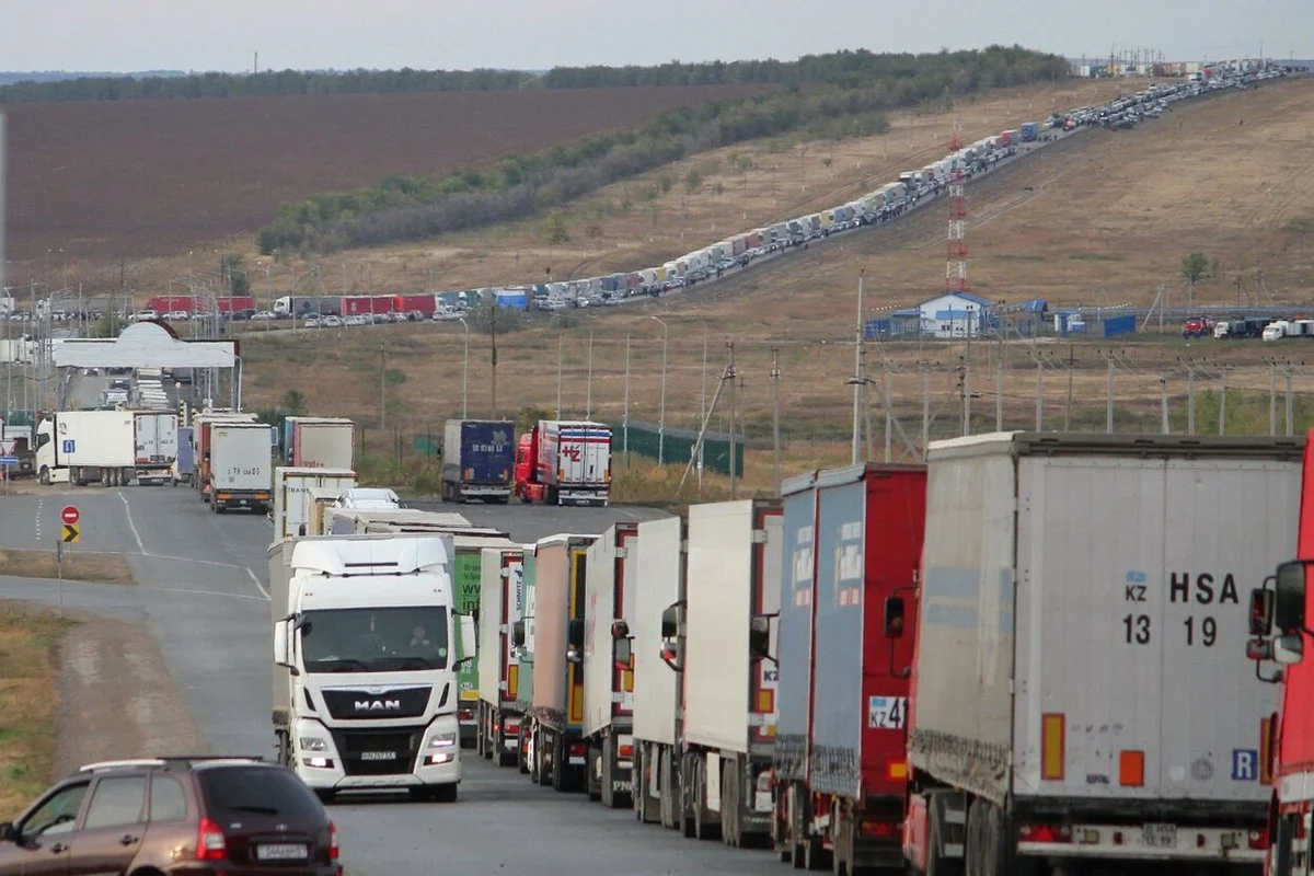 Uwięzione ciężarówki na granicy: UE reaguje zaniepokojeniem, ale sankcje milczą - image 1