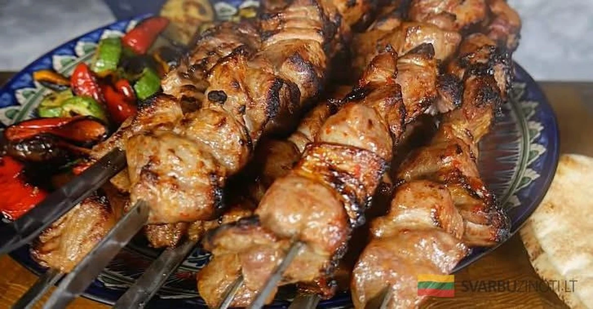 Zimowy kebab z Srirachą i chińskim marynatą: Sekret smaku, który rozgrzeje Cię od środka