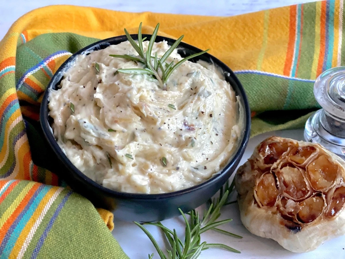 Czosnkowa pasta z masła i koperku: Sekretny dodatek, który odmieni Twoje dania - image 1