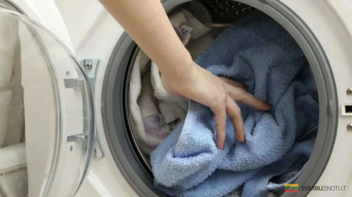 Jak przywrócić śnieżną biel poduszek i ubrań: Skuteczne domowe triki