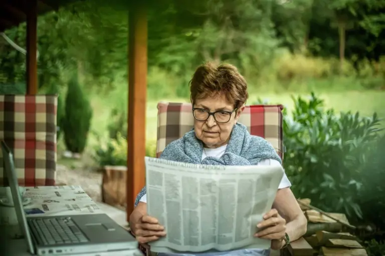 Stara gazeta pod warstwą kompostu? Twój sekret na zero chwastów!