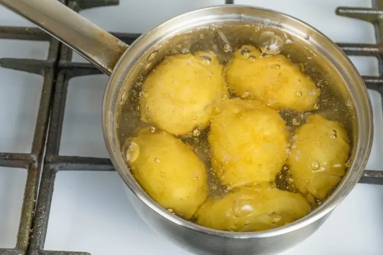 Woda po gotowaniu ziemniaków jako nawóz? Sąsiedzi będą zazdrościć Twojego trawnika.