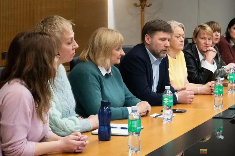 Kryzys w Gimnazjum: Nauczyciele Kontratakują po Fiasku Negocjacji z Burmistrzem