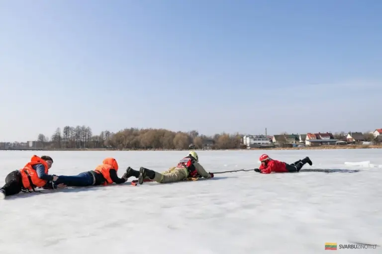 Strażacy: weekend pełen akcji od ratowania z wody po gaszenie pożarów na otwartym terenie