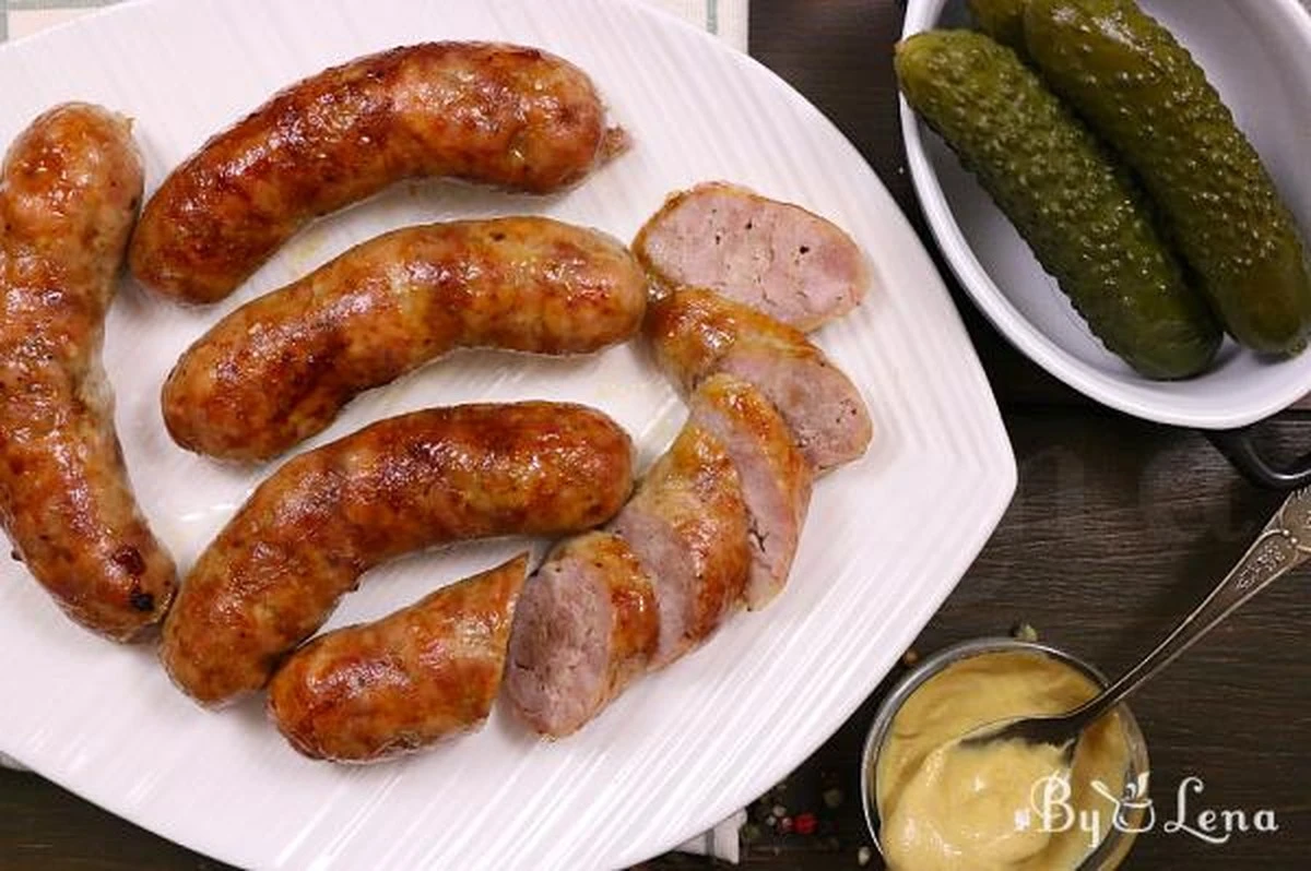 Zapomnij o sklepowych wędlinach! Domowa kiełbasa z kurczaka z 2 składników – pyszna i tania - image 1